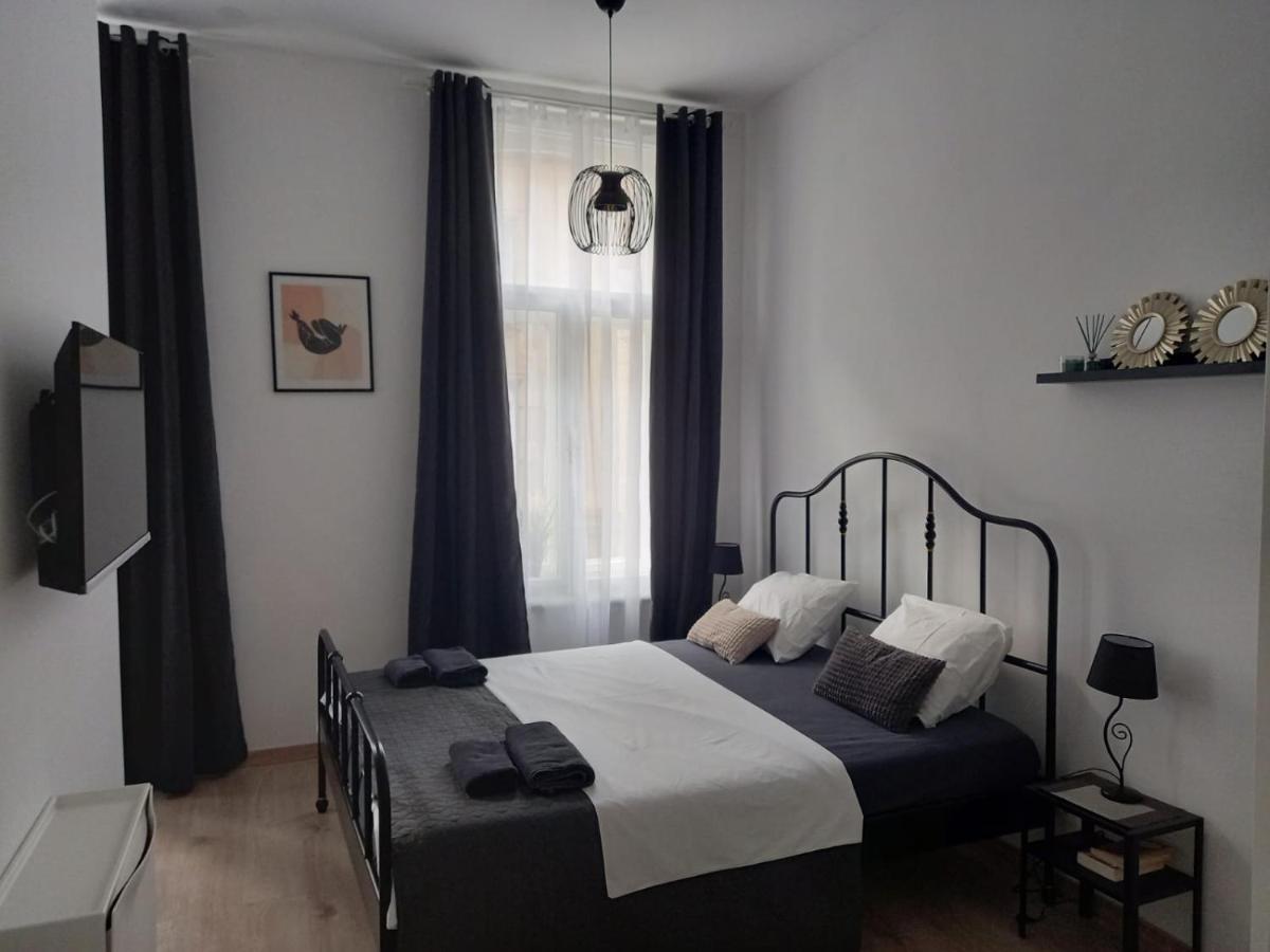 Black Queen & Countess Nera Zagreb Bagian luar foto